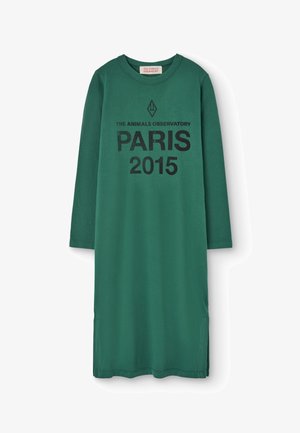 Vestido verde de manga larga hecho de una tela suave, con un llamativo texto negro que dice "THE ANIMALS OBSERVATORY PARIS 2015" en el centro.