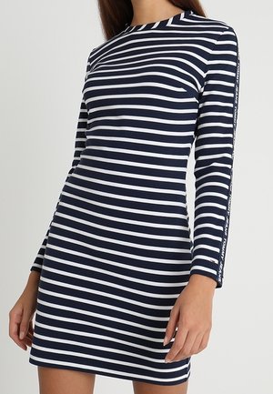 Granatowa i biała w paski sukienka z długim rękawem, dopasowany krój, okrągły dekolt, miękki materiał, z tekstem na rękawie, długość do kolan.