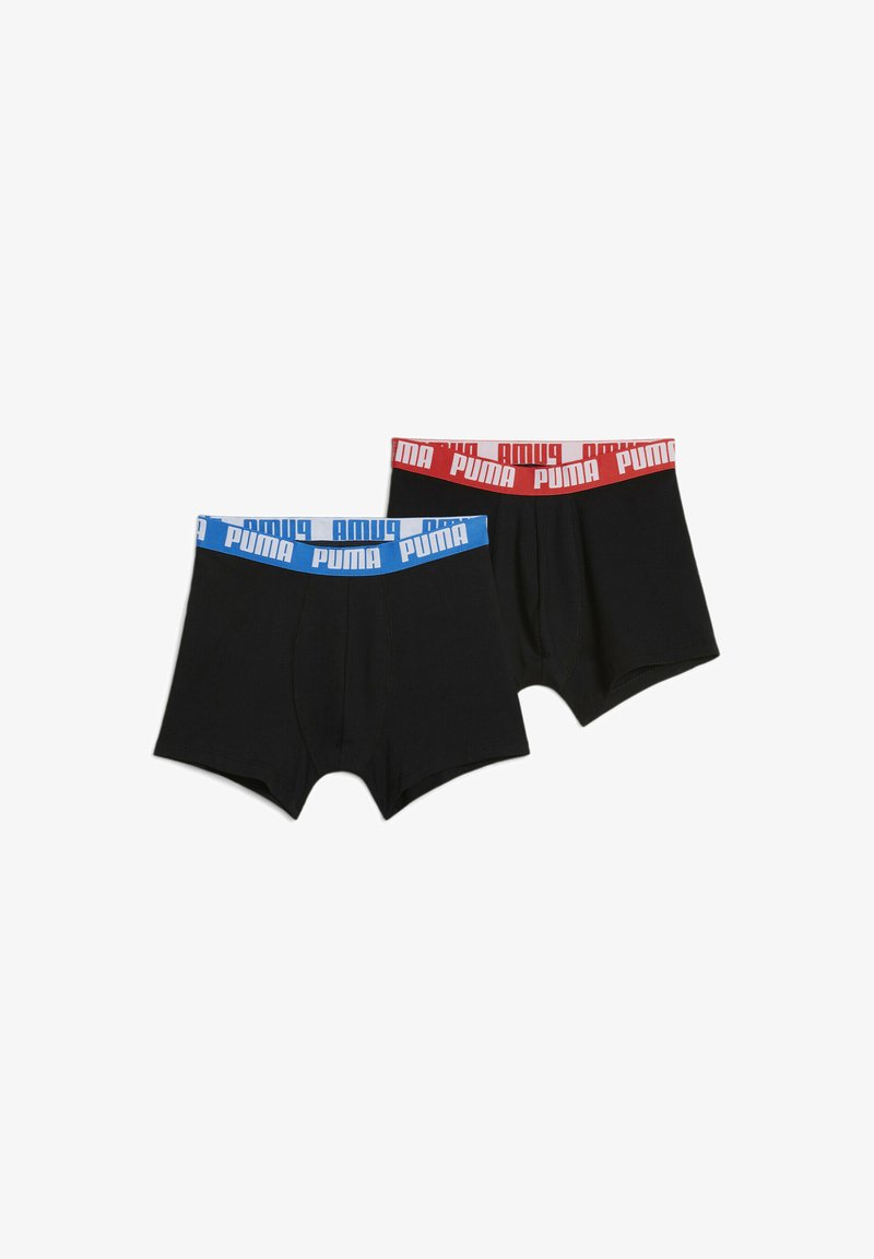Zwarte boxershorts met contrasterende taillebandkleuren: één met een blauwe PUMA-logo en de andere met een rode PUMA-logo. Glad stofoppervlak.