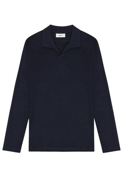 Polo-shirt à manches longues marine avec un col plat, une patte de boutonnage sans boutons et une finition en tissu doux. Présente une coupe décontractée et un design simple.