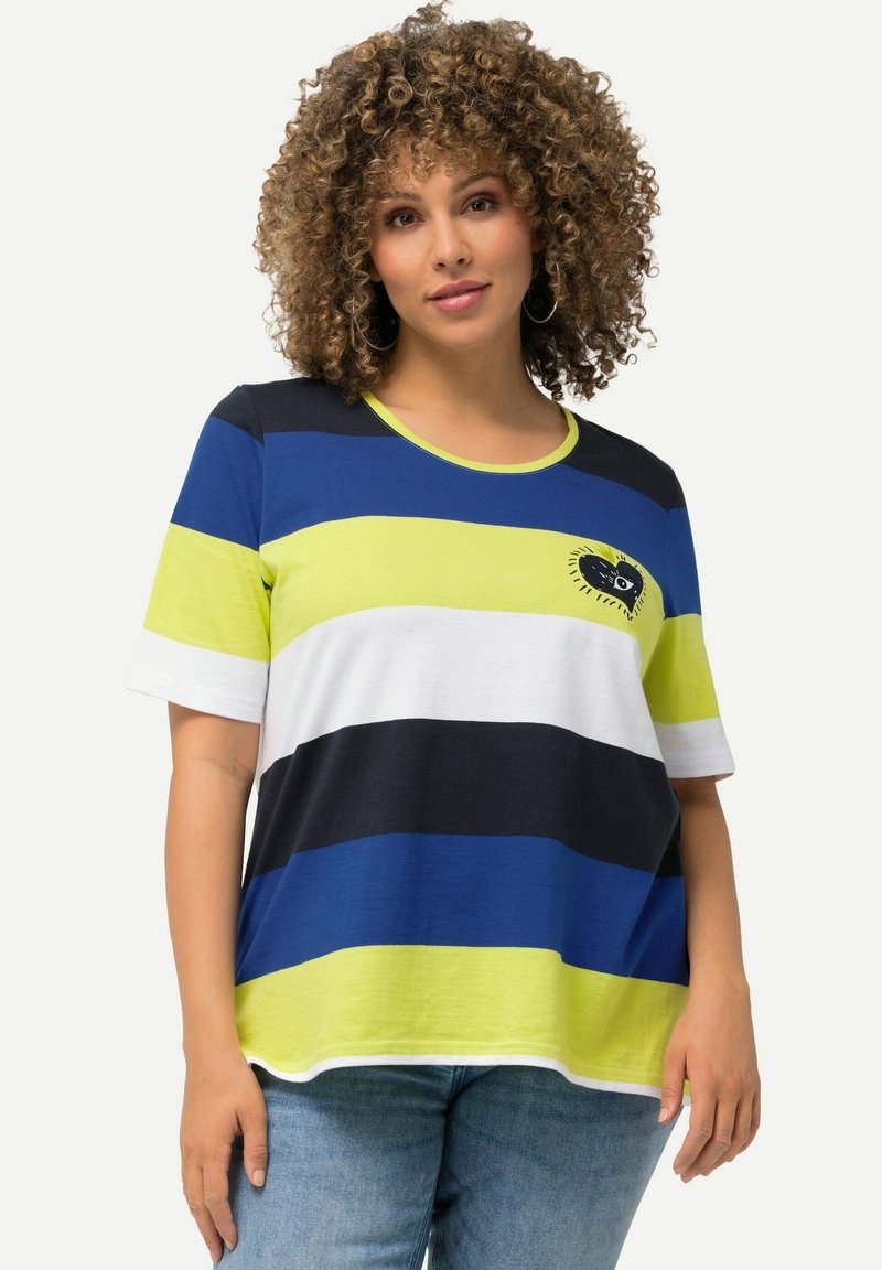 Camiseta de rayas que presenta colores azul, verde, negro y blanco, con un cuello redondo y mangas cortas; gráfico de un corazón negro en el pecho.