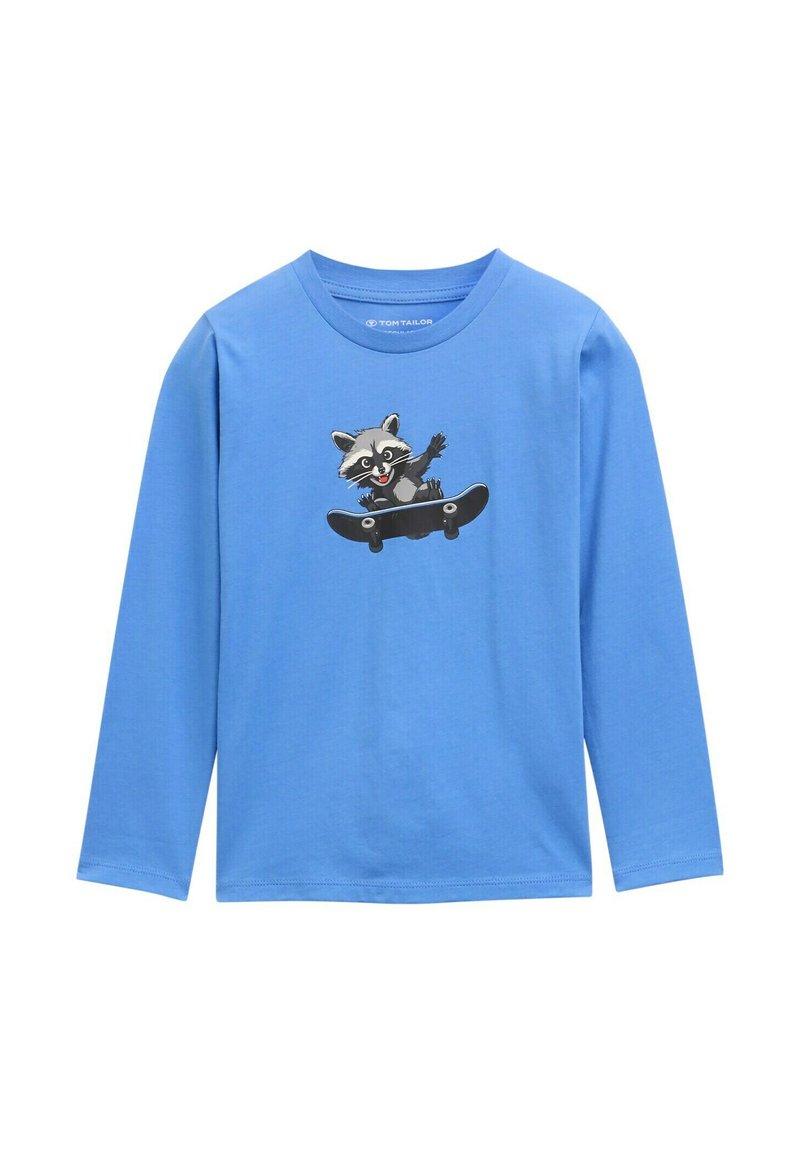 Camicia a maniche lunghe blu realizzata in tessuto morbido, con una grafica di un procione su uno skateboard, con dettagli in bianco e nero.