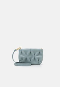 Pequeño estuche rectangular de cuero azul con textura acolchada, herrajes dorados y una correa desmontable para llevar.