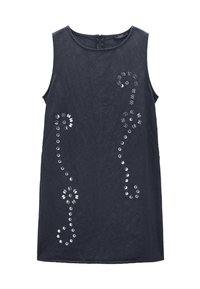 Czarna sukienka bez rękawów, wykonana z teksturowanej tkaniny, z białymi koralikami zdobionymi w kwiatowe wzory z przodu, z zamkiem błyskawicznym z tyłu.