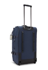 Borsa da viaggio a rotelle blu navy con manico telescopico, dettagli neri, texture liscia e fibbie laterali per una chiusura sicura e stabilità.