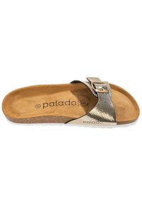 Sandalo scivoloso metallico dorato con una fascia testurizzata, dettaglio con fibbia e una soletta imbottita marrone con una texture simile al legno.