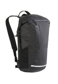 Zwarte rugzak van duurzaam nylon, met een slank ontwerp, verstelbare banden, een zijnetvak en een reflecterende strip aan de onderkant.