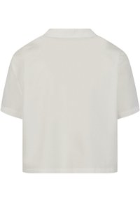 Hvit kortermet skjorte med krage, i strukturert stoff og med en boxy, cropped design. Ingen synlig merkevare eller mønstre.
