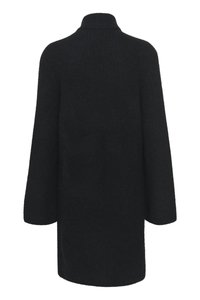Lunga giacca nera a maglia con colletto alto e maniche lunghe, vista da dietro su uno sfondo bianco.