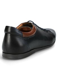 Czarne skórzane buty o gładkim wykończeniu i perforowanym wzorze, z brązowym skórzanym akcentem na pięcie oraz czarnymi sznurowadłami.