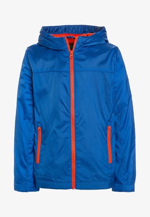 Veste légère bleue avec capuche, fermeture éclair orange contrastante et poches latérales, fabriquée en matière synthétique lisse.