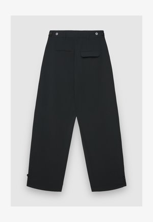 Schwarze Hosen mit weitem Bein aus glattem Stoff, mit flacher Vorderseite, zwei Gesäßtaschen und Knopfdetails an den Manschetten.