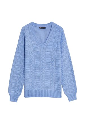 Lyseblå kabelstrikket sweater med V-udskæring, lange ærmer samt ribstrikkede manchetter og kant, vist mod en hvid baggrund.