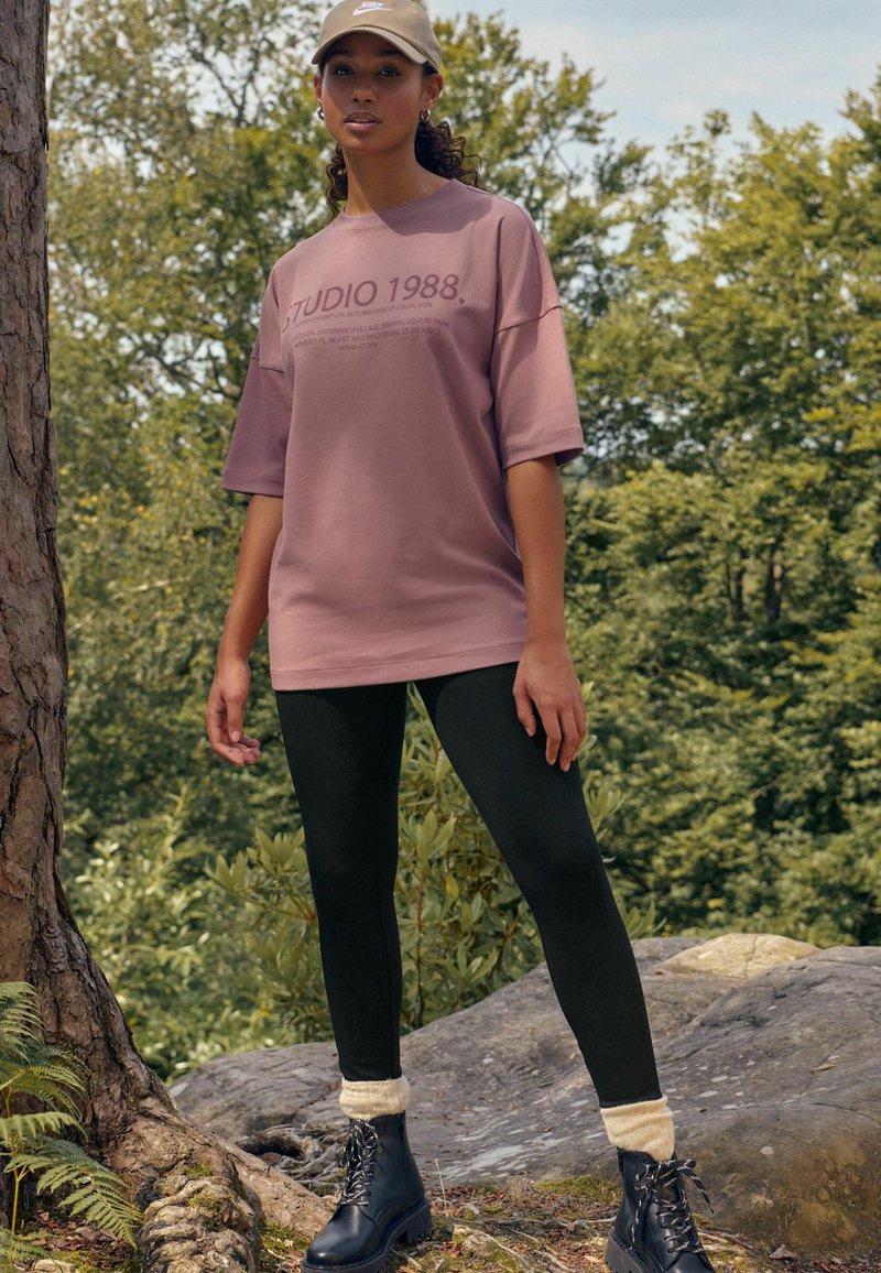 Next OVERSIZED LONGLINE - REGULAR FIT - Marškinėliai su spaudiniu - pink