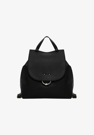 Mochila de cuero negra con exterior texturizado, forma redondeada, tapa plegable y acento de hardware metálico en el frente. Correas ajustables.