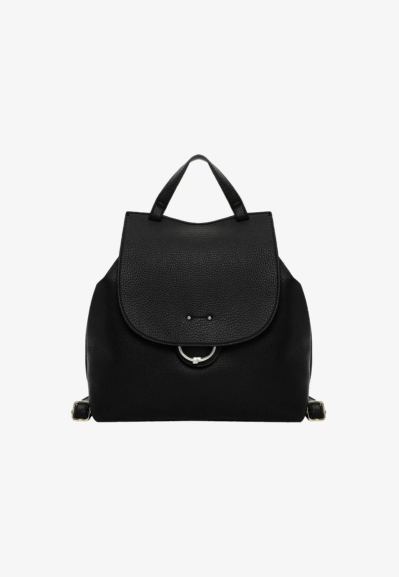 Mochila de cuero negra con exterior texturizado, forma redondeada, tapa plegable y acento de hardware metálico en el frente. Correas ajustables.