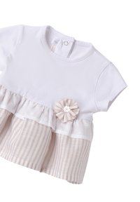 Top blanco de manga corta con un diseño de capas de volantes, que presenta un fondo a rayas rosas y un acento floral con un detalle de botón blanco.