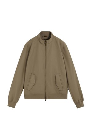 Veste zippée kaki avec un col montant, deux poches avant inclinées avec rabats et des poignets élastiques aux manches longues.