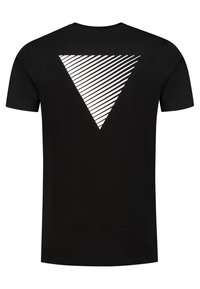 Zwarte T-shirt met korte mouwen, gekenmerkt door een groot wit driehoekig ontwerp met diagonale strepen op de achterkant. Gemaakt van gladde katoenen stof.