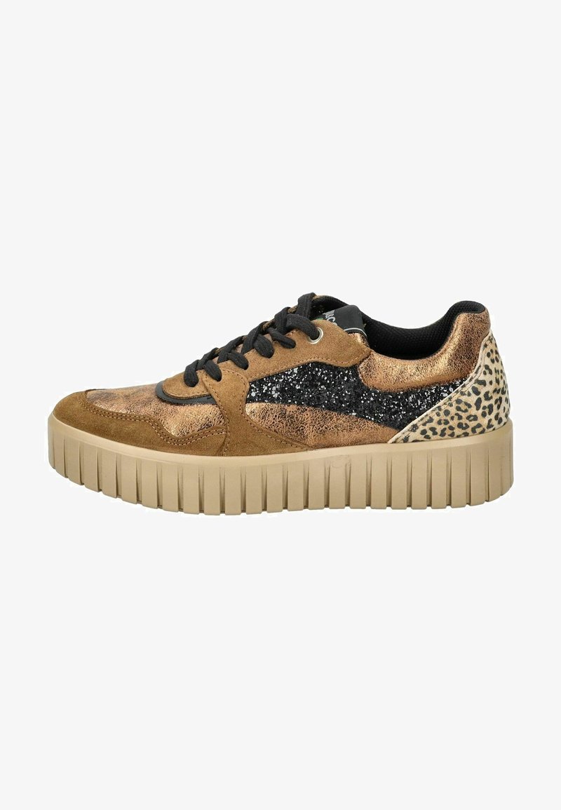 Baskets en suede marron avec un panneau noir pailleté et des accents imprimés animaliers, dotées d'une épaisse semelle beige crantée et de lacets noirs.
