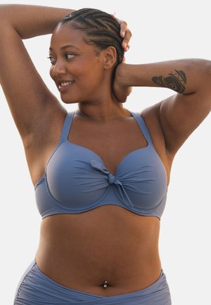 Blauer Bikini-Oberteil mit Knotendetail in der Mitte, breiten Trägern, glattem Stoff und einem strukturierten Cup-Design für Halt.