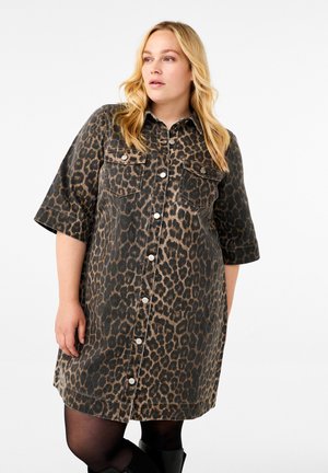 Zizzi MIT LEOPARDEN - Denimové šaty - leo aop