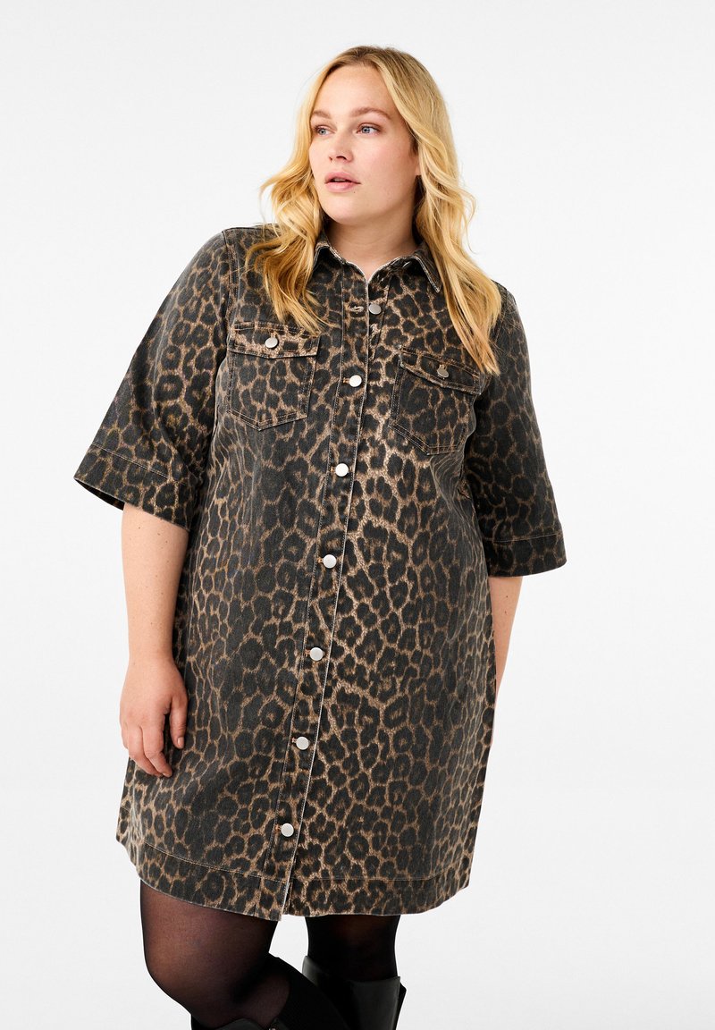 Zizzi MIT LEOPARDEN - Denimové šaty - leo aop