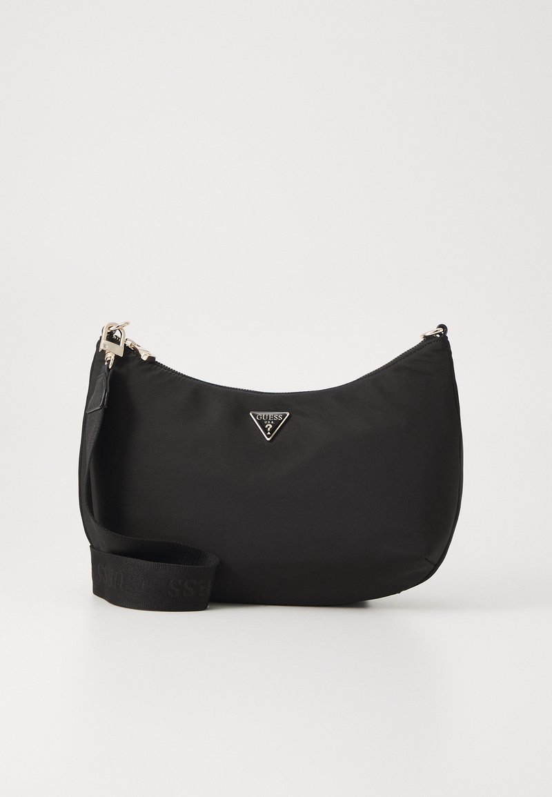 Borsa a spalla in nylon nero con forma curvata, ferramenta in argento e placca con logo. Include una tracolla piatta e intrecciata con marchio.