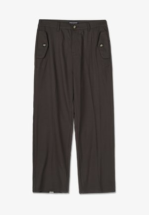 Tumši brūni, plati bikses, izgatavotas no gludas auduma, ar divām sānu kabatām ar pogu aizdari un klasisku jostas dizainu.