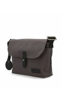 Grijze stoffen schoudertas met een flapsluiting, verstelbare schouderriem, zwarte accenten en een rond logo-label. Kenmerkt zich door een gladde textuur en een minimalistisch ontwerp.
