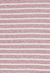 Tessuto di cotone con righe orizzontali alternate rosse e bianche, caratterizzato da una texture morbida e sottili variazioni nella larghezza del motivo.