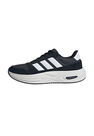 Sort-hvid Adidas sneaker med tre hvide striber, sorte snørebånd og en tyk hvid sål mærket Cloudfoam for stødabsorbering.