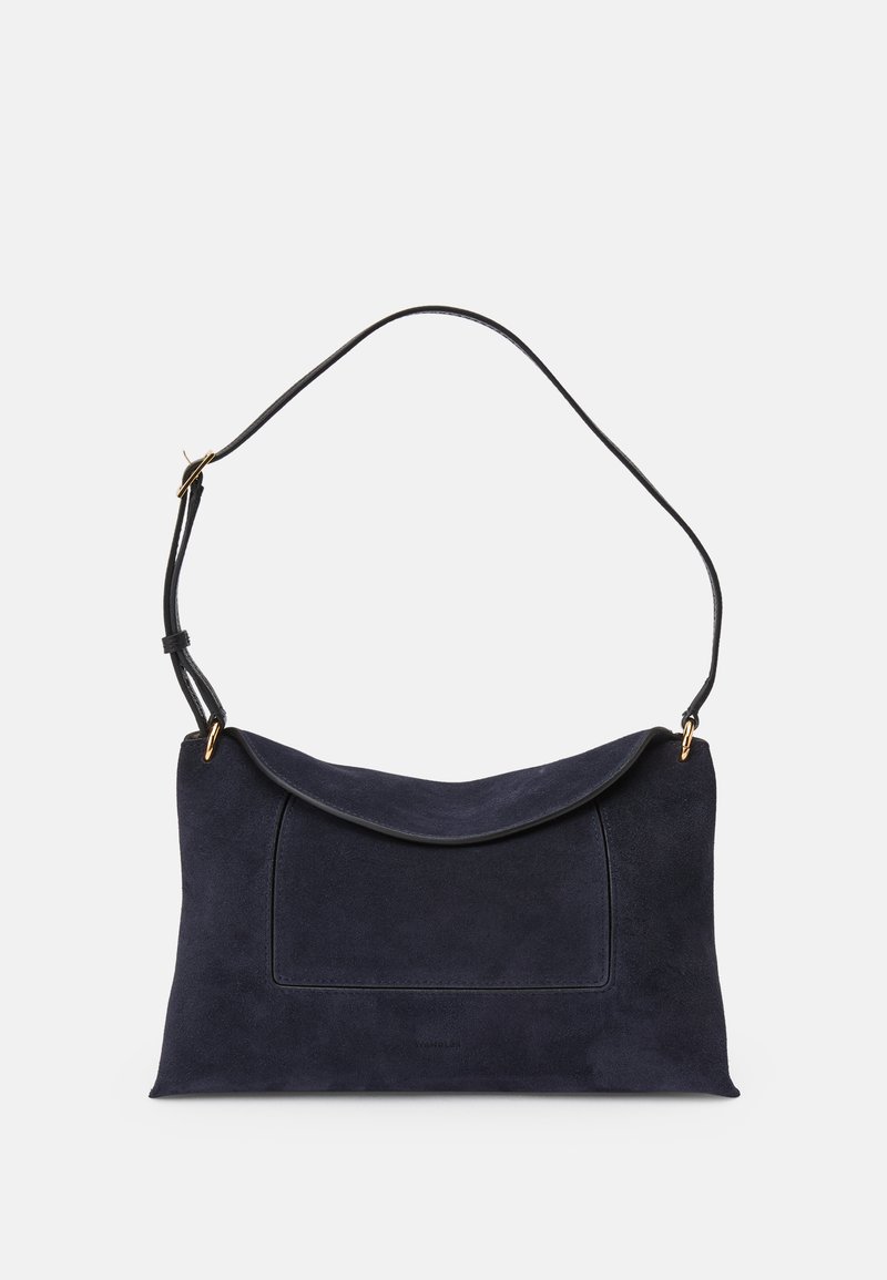 Mala de camurça azul-marinho com um topo dobrado e macio e uma alça de ombro em pele, apresentando um bolso frontal retangular e detalhes em metal dourado.