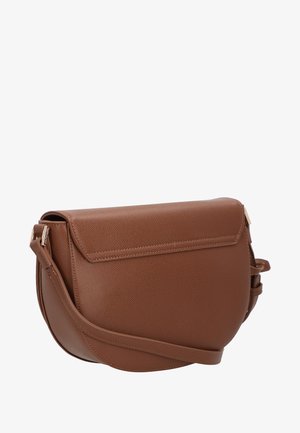 Bolso de cuero marrón de hombro cruzado con cierre de solapa, superficie texturizada y correa ajustable. Presenta herrajes en tono dorado y forma redondeada.