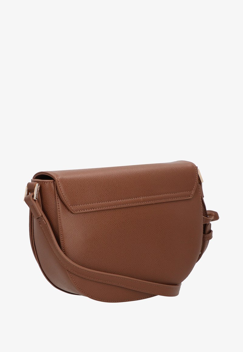 Borsa a tracolla in pelle marrone con chiusura a patta, superficie texurizzata e tracolla regolabile. Caratterizzata da hardware dorato e forma arrotondata.