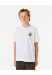 T-shirt en coton blanc à manches courtes, avec un design de logo coloré sur la poitrine. Col rond simple et coupe décontractée.