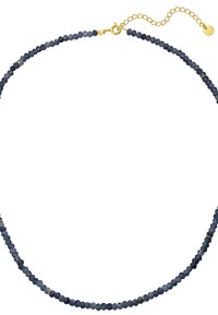 Náhrdelník z modrých zafírových perál, s malými zlatými medzerami a zlatým uzáverom so nastaviteľným reťazcom na prispôsobenie dĺžky.