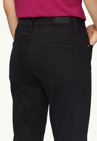 s.Oliver Flared Jeans - schwarz