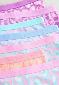Intimo colorato in tonalità di viola, rosa e blu con motivi leopardati e logo "NEXT" in rilievo sugli elastici in vita.