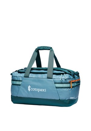 Bolsa de viaje tipo duffel Cotopaxi Allpa 55 en azul y verde azulado con asas dobles, bolsillos laterales y cremallera naranja sobre fondo blanco.