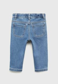 Pantaloni capri din denim albastru, cu talie elastică, două buzunare la spate și croială dreaptă. Materialul are o finisare netedă, ușor texturată.