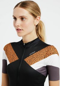 Maglia da ciclismo nera aderente con motivi geometrici arancioni e bianchi, maniche corte e zip a un quarto. Logo "Protest" sul davanti.