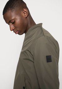 Matinique CLAY - Blusão aviador - olive night