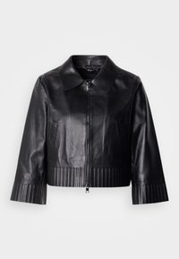 Μαύρο cropped δερμάτινο μπουφάν με γιακά, φερμουάρ μπροστά και καρμπονέ ρίγα στο τελείωμα και τα μανίκια. Ομαλή υφή, με λιτές λεπτομέρειες.