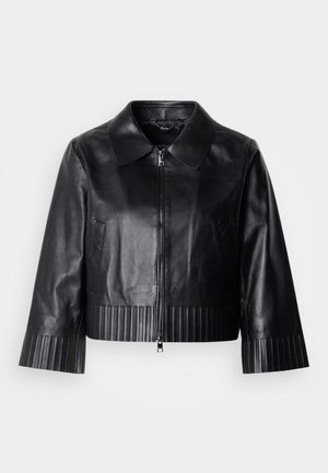 Casaco curto de pele preta com gola com colarinho, fecho de correr frontal e textura canelada na bainha e nas mangas. Acabamento liso, detalhes mínimos.