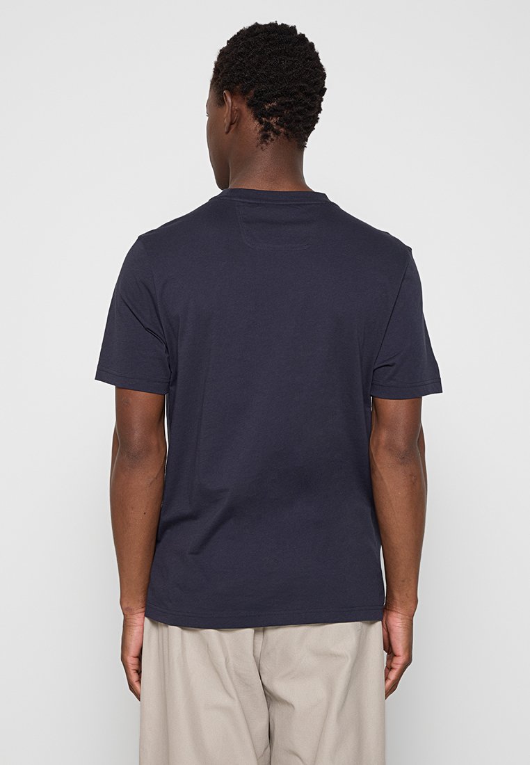 T-shirt en coton bleu marine à manches courtes, col ras du cou et coupe décontractée. Texture lisse, design simple, sans logos ni motifs visibles.