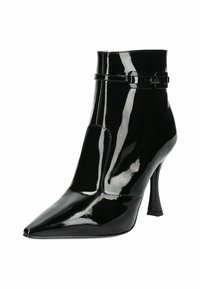 Stivale alla caviglia in vernice nera con punta affilata, alto tacco a stiletto e una fascia decorativa attorno alla parte superiore. Finitura liscia e lucida.