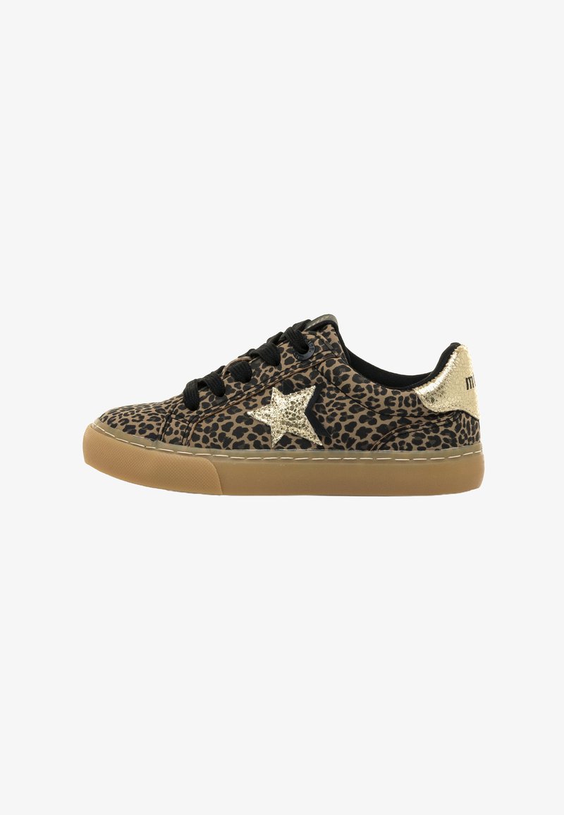 Sneaker a stampa leopardata con lacci neri, un accento a stella dorata sul lato e una suola in gomma beige. Materiale sintetico testurizzato.
