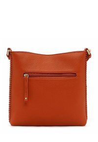 Orangefarbene Leder-Crossbody-Tasche mit weicher Textur. Verfügt über eine Reißverschlusstasche an der Vorderseite und dekorative Nähte entlang der Seite.