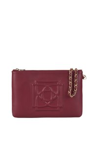 Rode leren clutch met een gegraveerd geometrisch design, rits sluiting en gouden kettingband. Gladde textuur met minimale hardware.